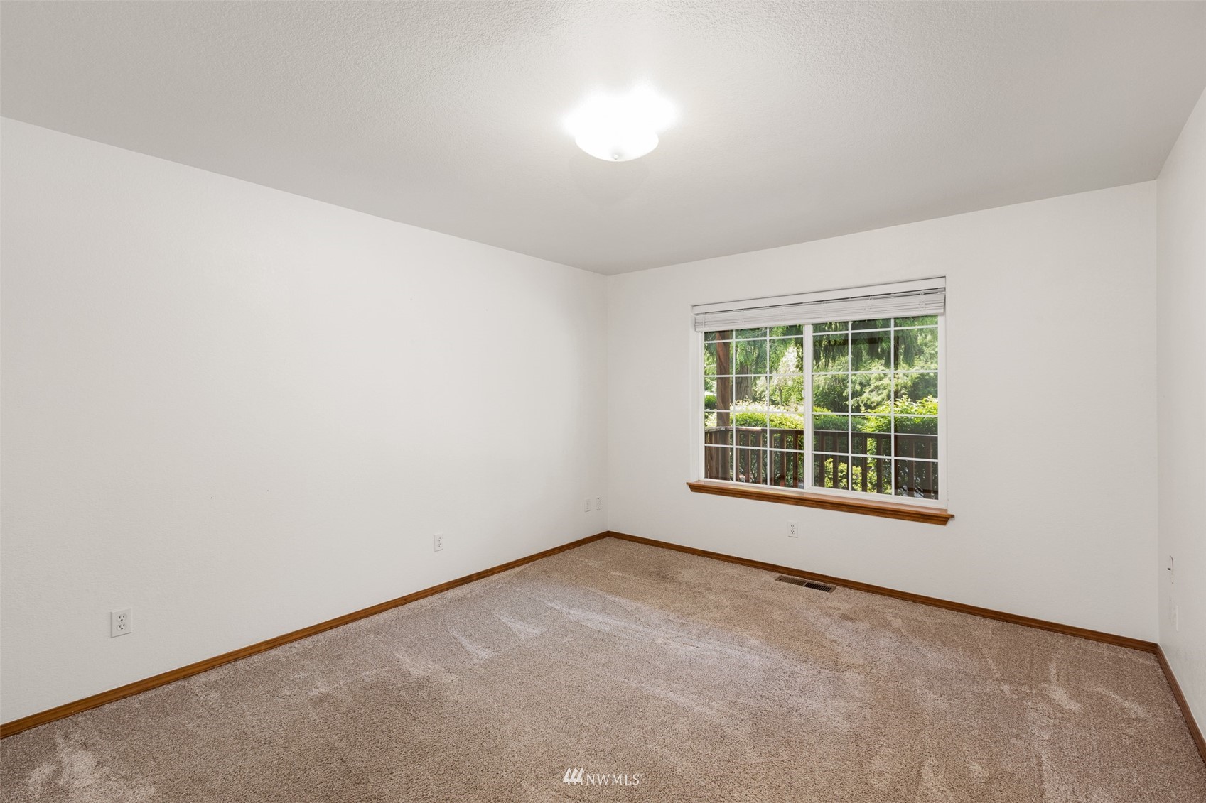 257 Riverside Road Sequim, WA 98382 - Photo 22 of 40 an empty room with a window