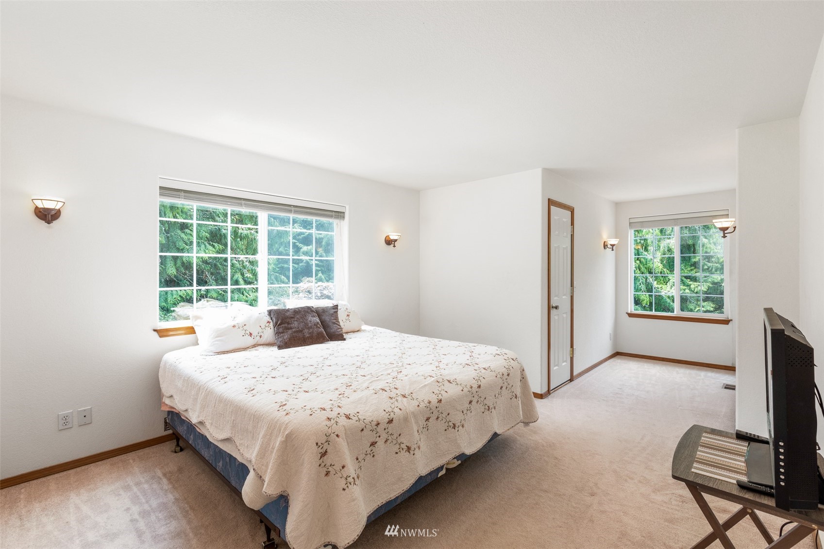 257 Riverside Road Sequim, WA 98382 - Photo 24 of 40 a bedroom with a bed and a window