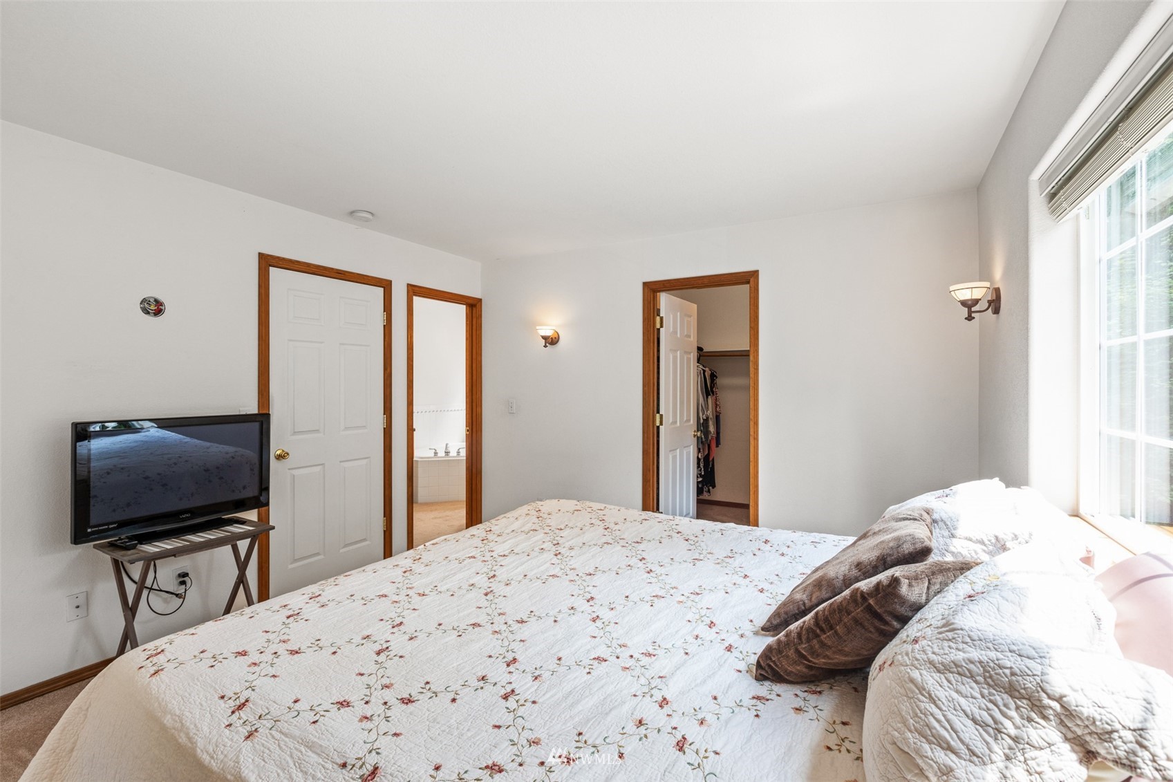 257 Riverside Road Sequim, WA 98382 - Photo 25 of 40 a bedroom with a flat screen tv and a bed