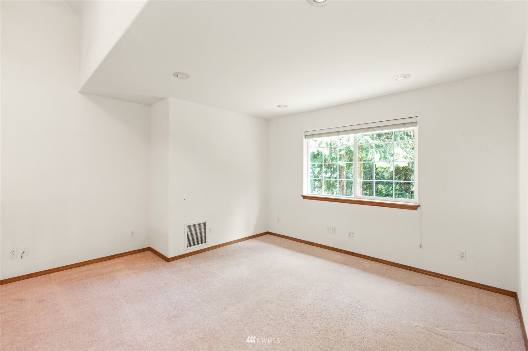 257 Riverside Road Sequim, WA 98382 - Photo 26 of 40 an empty room with a window