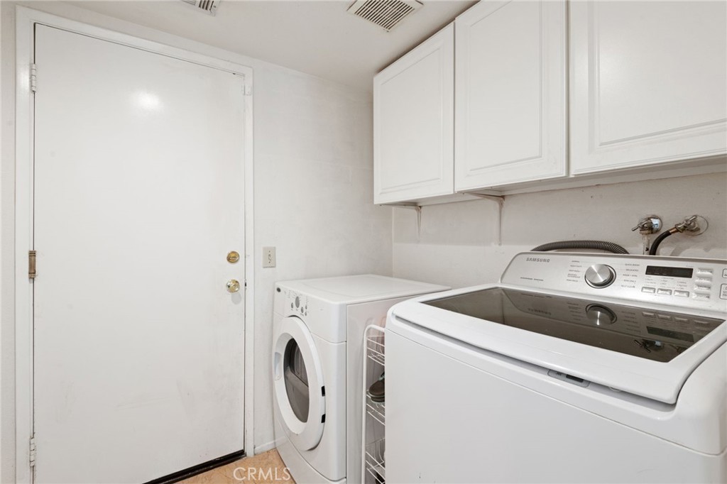 3047 Prado Lane Colton, CA 92324 - Photo 40 of 51 a utility room with dryer and washer
