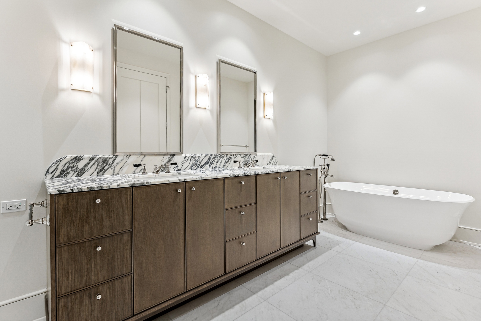 21 North May Street, Unit 1402 Chicago, IL 60607 - Photo 32 of 49 a bathroom with a double vanity sink mirror and bathtub
