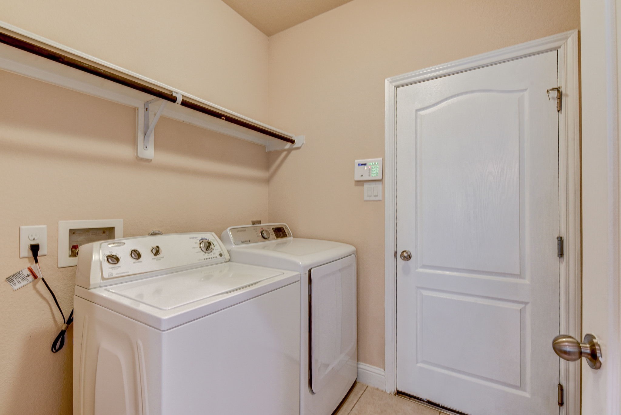 39 South Pinto Point Circle Spring, TX 77389 - Photo 18 of 48 a utility room with dryer and washer