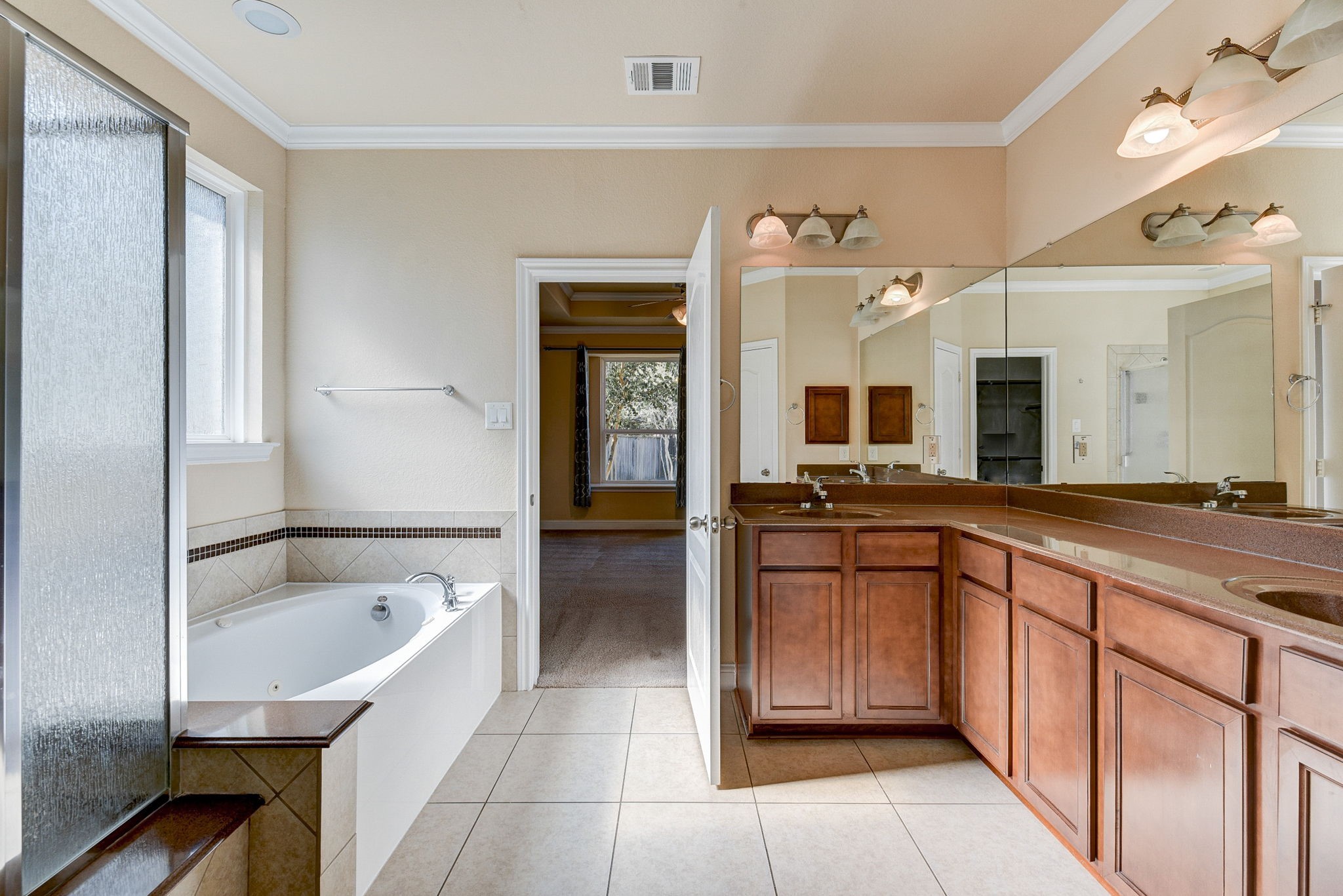 39 South Pinto Point Circle Spring, TX 77389 - Photo 25 of 48 a spacious bathroom with a tub sink and mirror