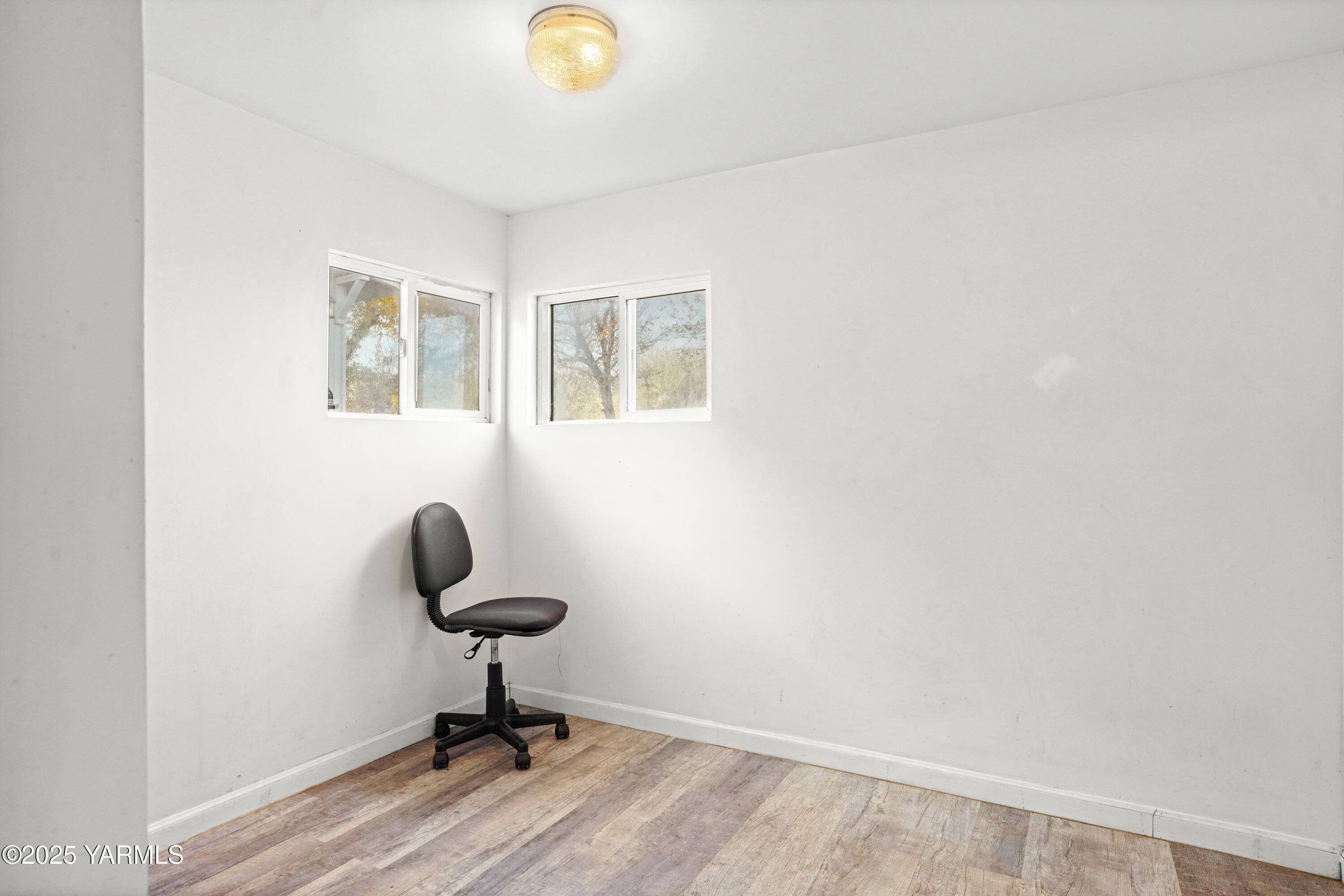 1081 Tecumseh Road White Swan, WA 98952 - Photo 12 of 16 a view of a livingroom and a window