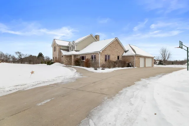 $749,900 | 145 Victoria Circle, Union Grove, WI 53182