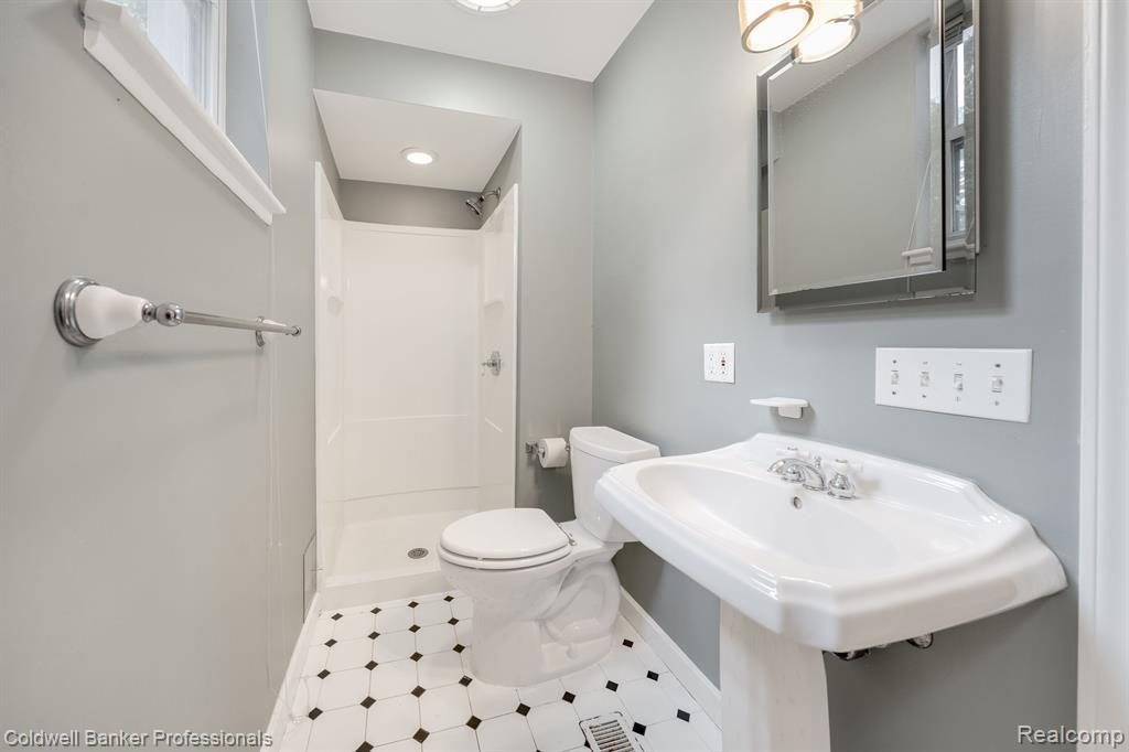 3590 Orchard Lake Road West Bloomfield, MI 48324 - Photo 19 of 34