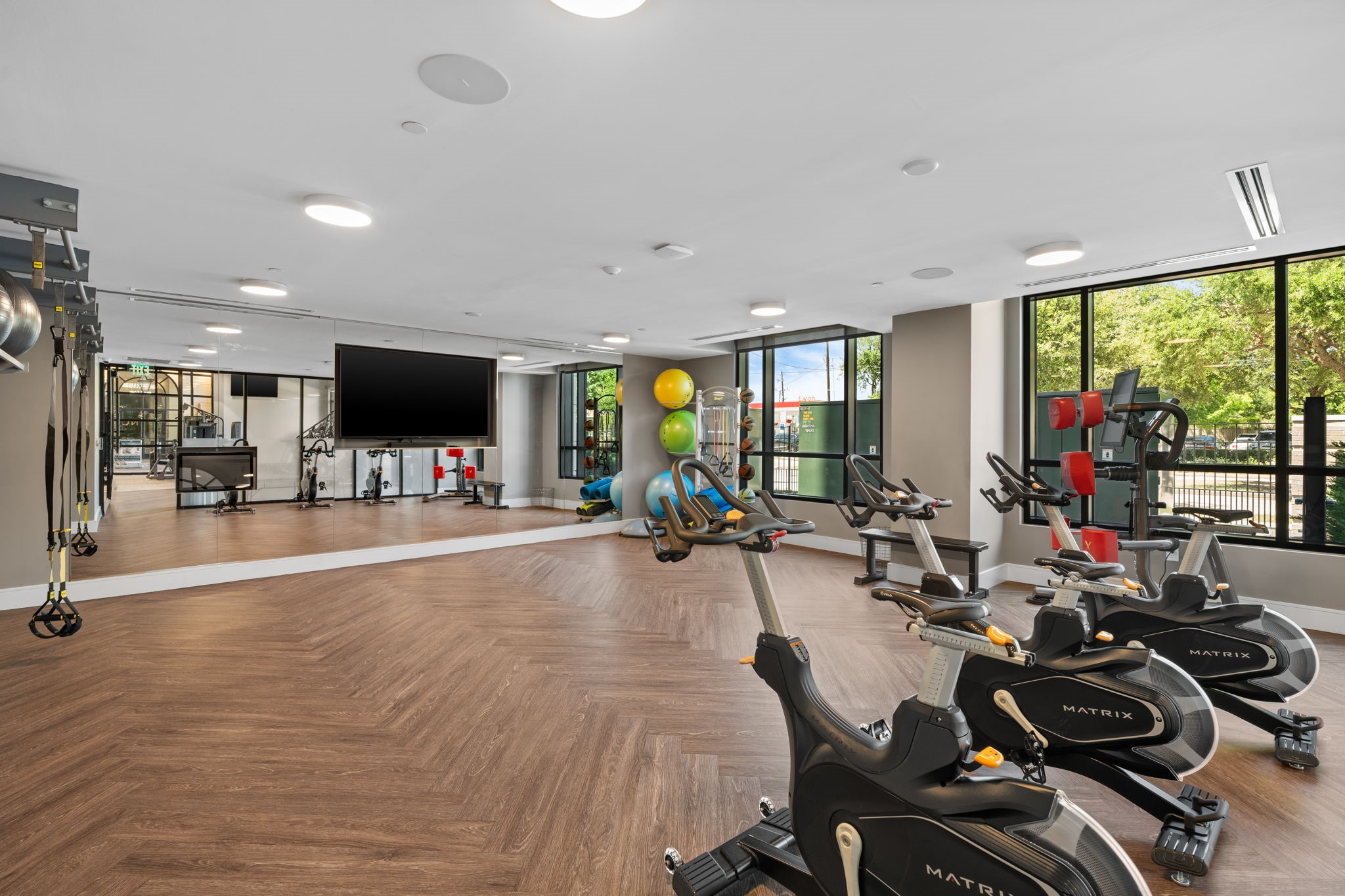 2511 Willowick Road, Unit 539 Houston, TX 77027 - Photo 27 of 45 a view of a room with gym equipment