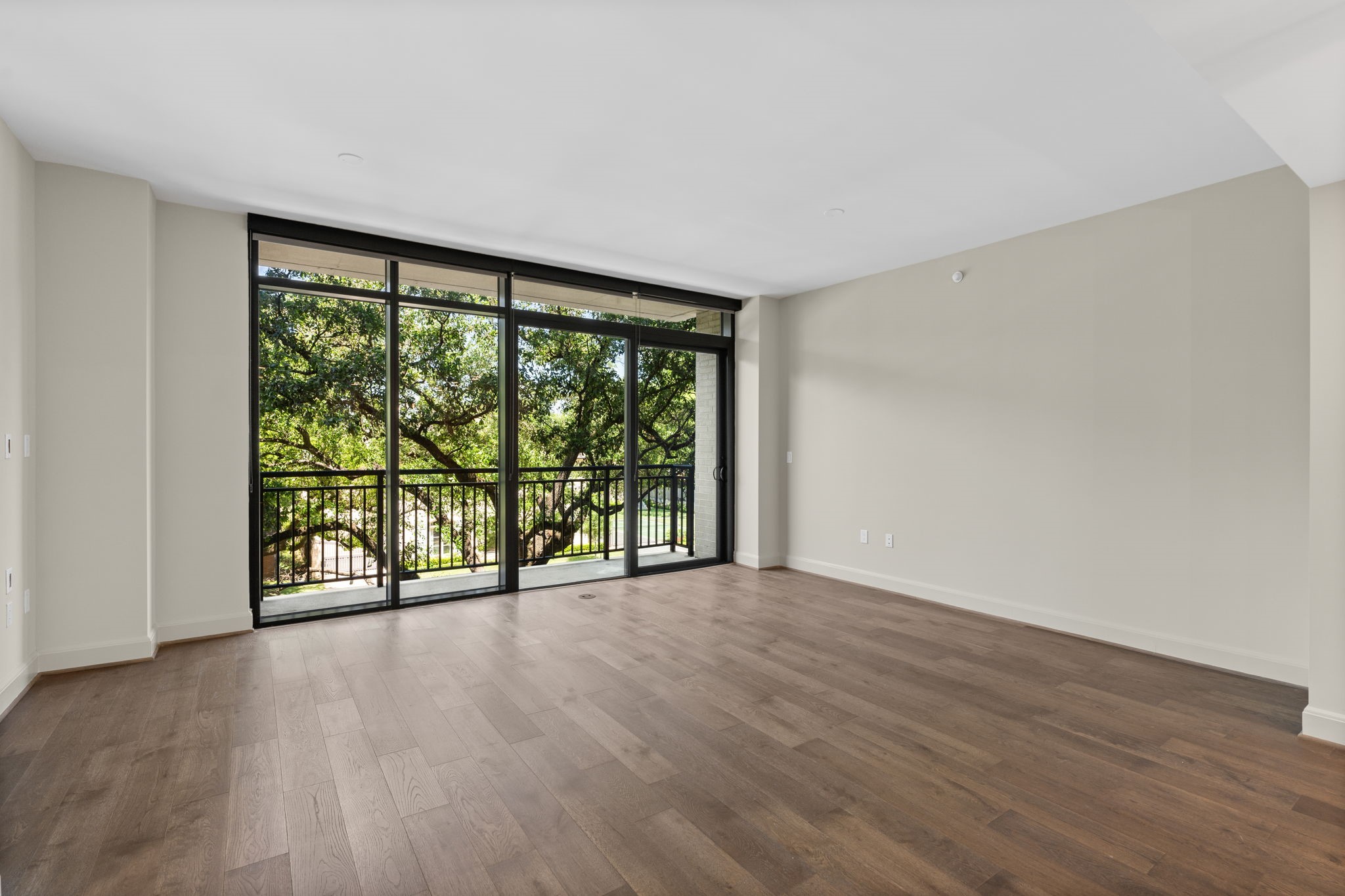 2511 Willowick Road, Unit 539 Houston, TX 77027 - Photo 7 of 45 a view of an empty room with wooden floor and a window