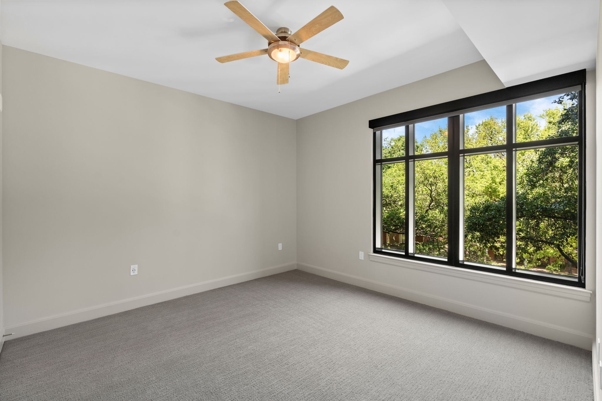 2511 Willowick Road, Unit 539 Houston, TX 77027 - Photo 10 of 45 an empty room with a window and a ceiling fan