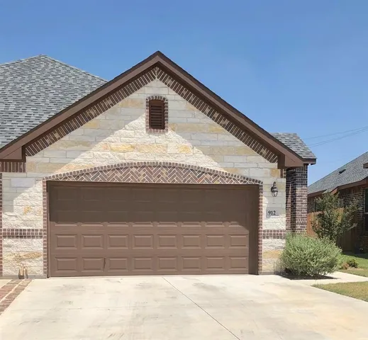 $1,950 | 912 Skyview Drive, Midlothian, TX 76065