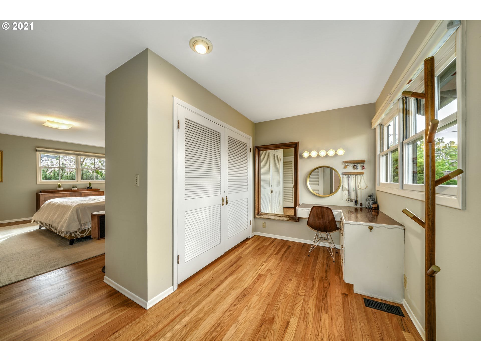 9055 Southwest Jamieson Road Portland, OR 97225 - Photo 12 of 32 Gallery Image 12