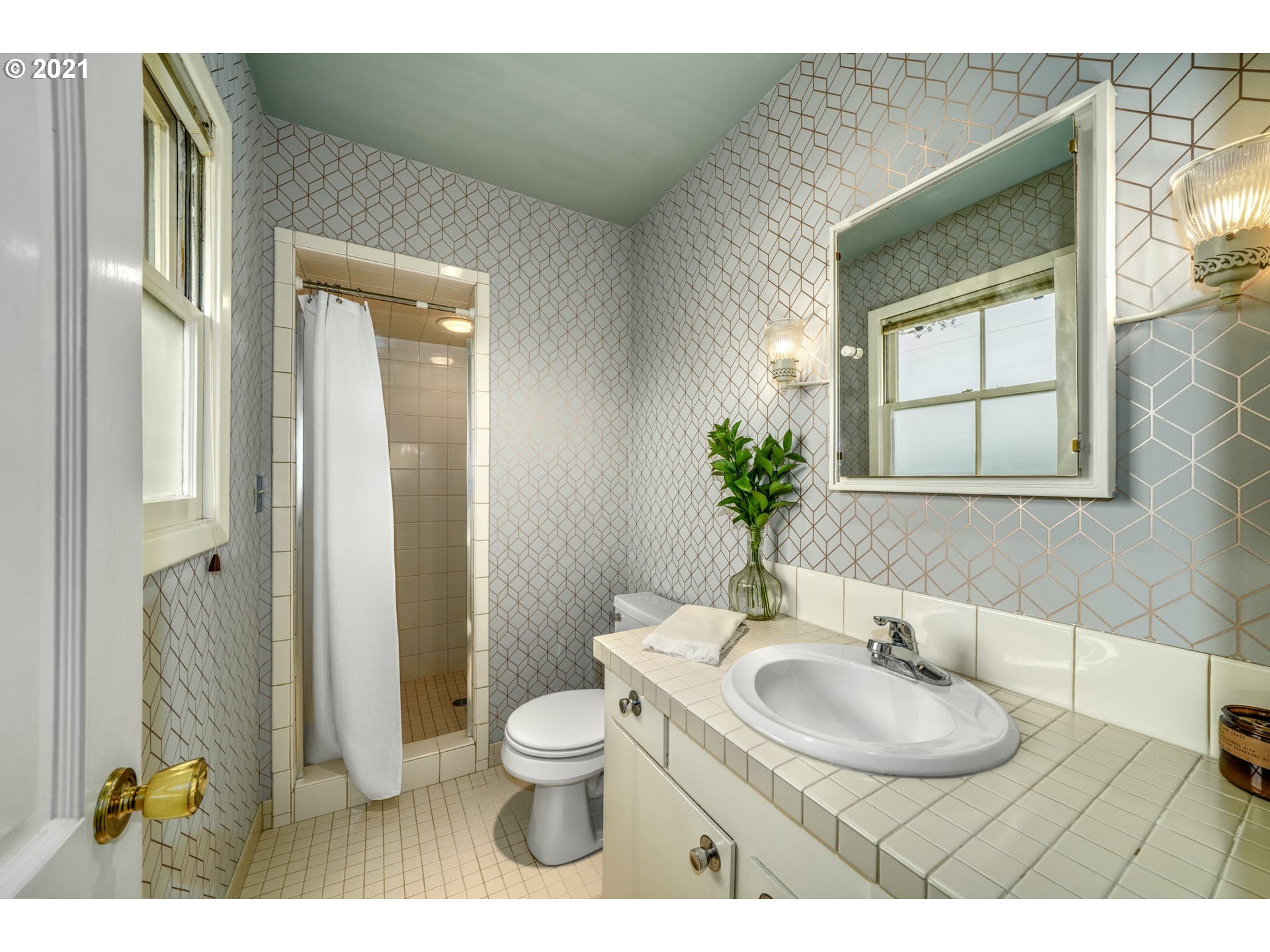 9055 Southwest Jamieson Road Portland, OR 97225 - Photo 13 of 32 Bathroom, Attached