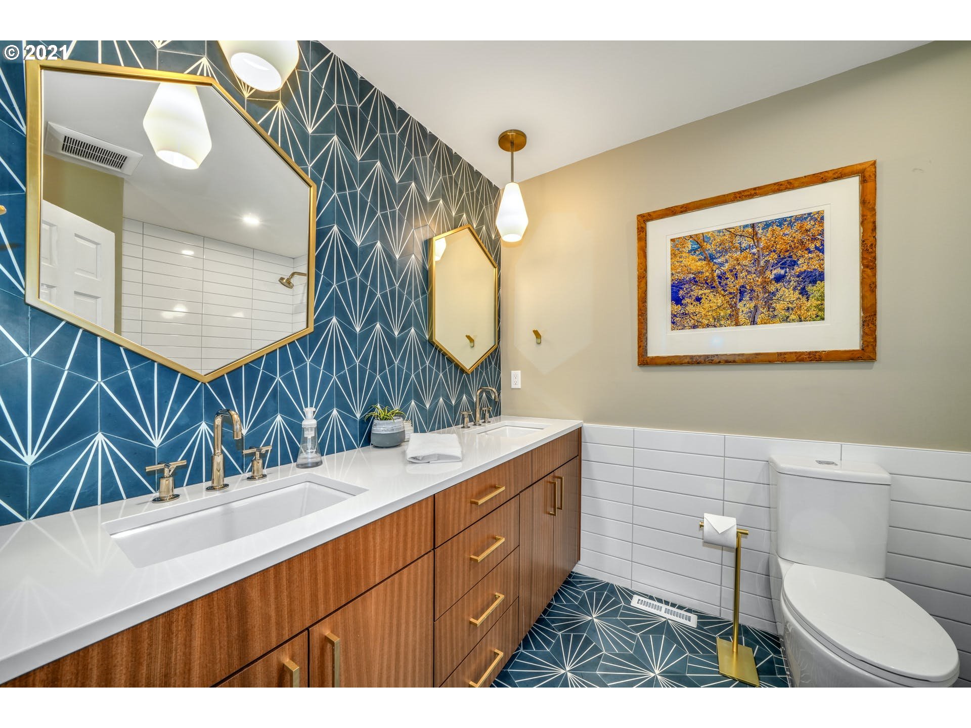 9055 Southwest Jamieson Road Portland, OR 97225 - Photo 14 of 32 Bathroom