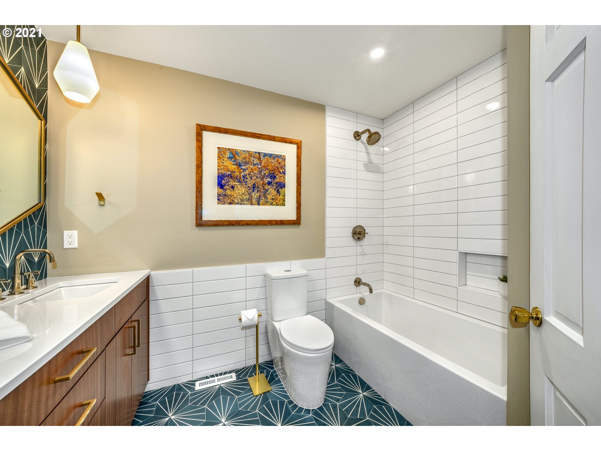 9055 Southwest Jamieson Road Portland, OR 97225 - Photo 15 of 32 Bathroom