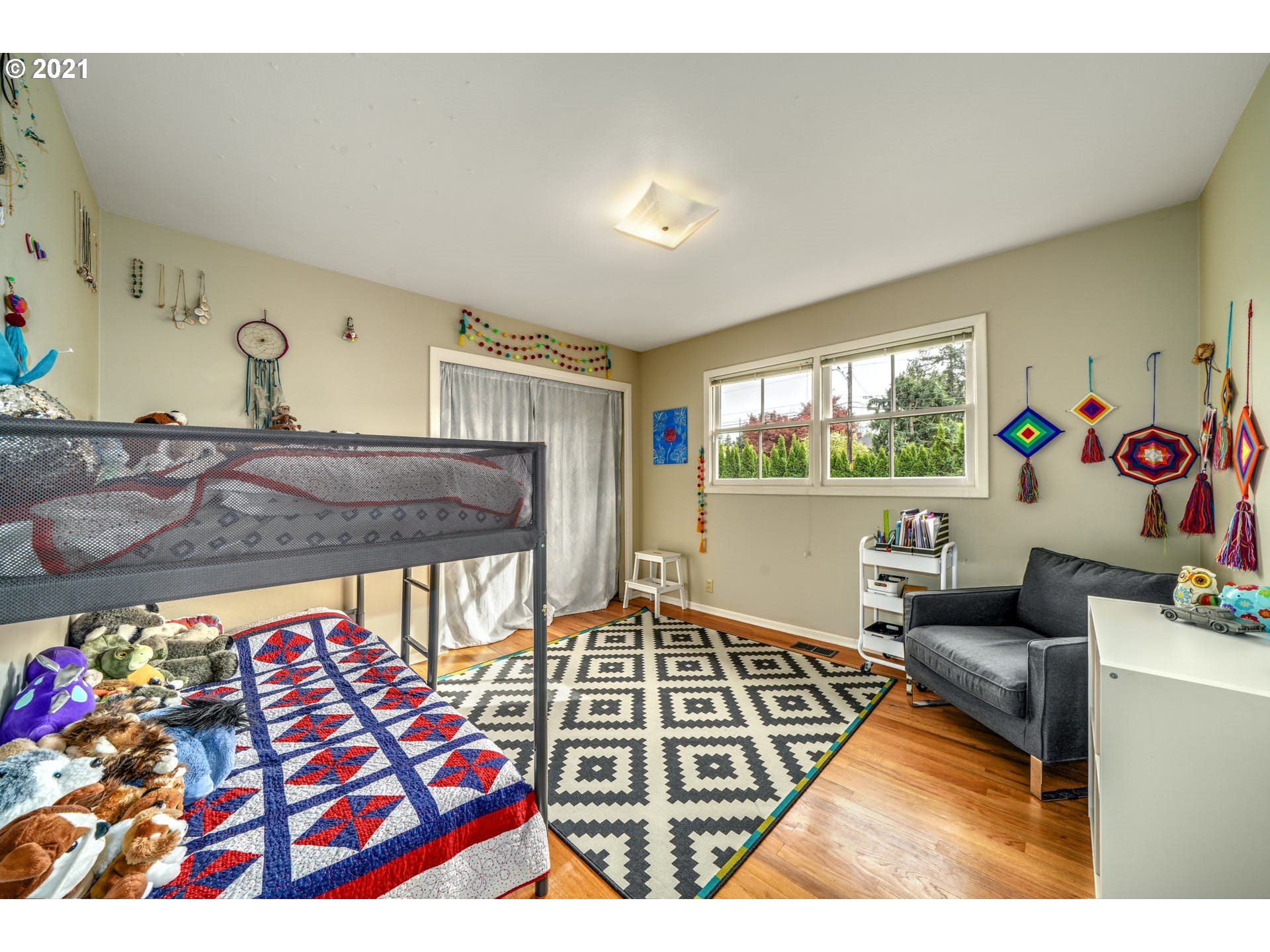 9055 Southwest Jamieson Road Portland, OR 97225 - Photo 16 of 32 Bedroom