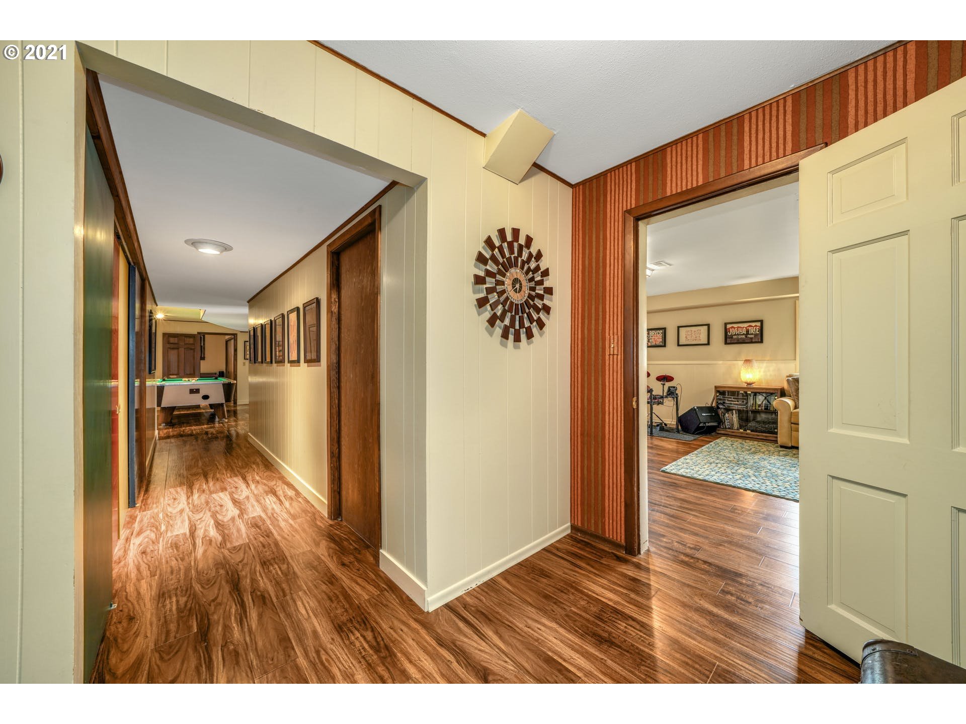 9055 Southwest Jamieson Road Portland, OR 97225 - Photo 19 of 32 Hallway