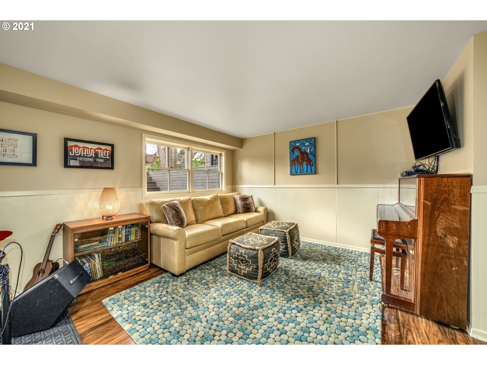 9055 Southwest Jamieson Road Portland, OR 97225 - Photo 21 of 32 Family Room