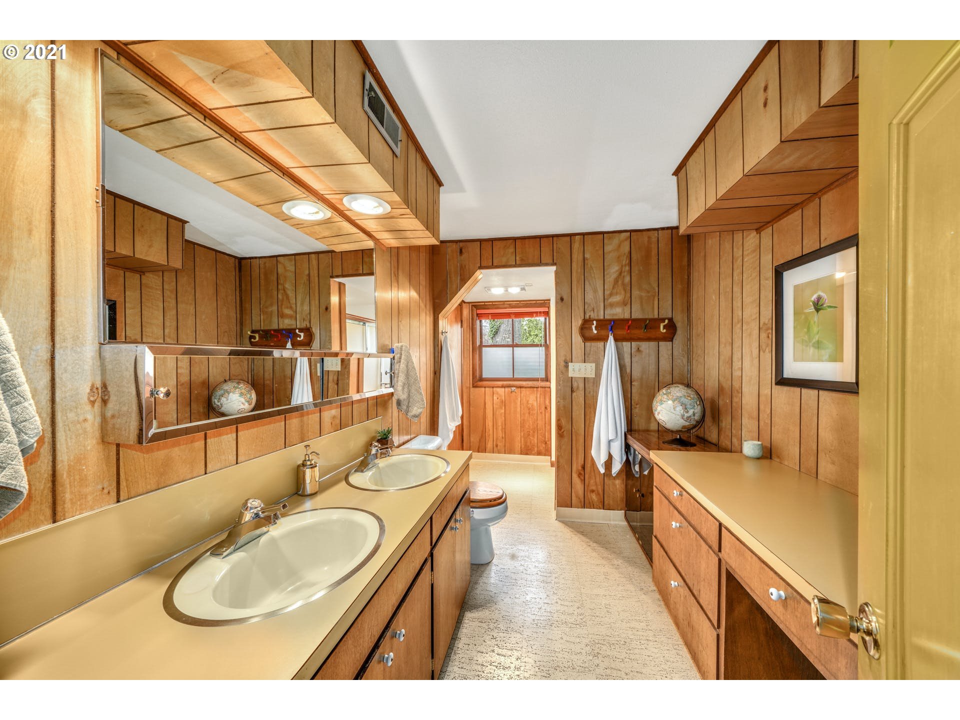 9055 Southwest Jamieson Road Portland, OR 97225 - Photo 25 of 32 Bathroom