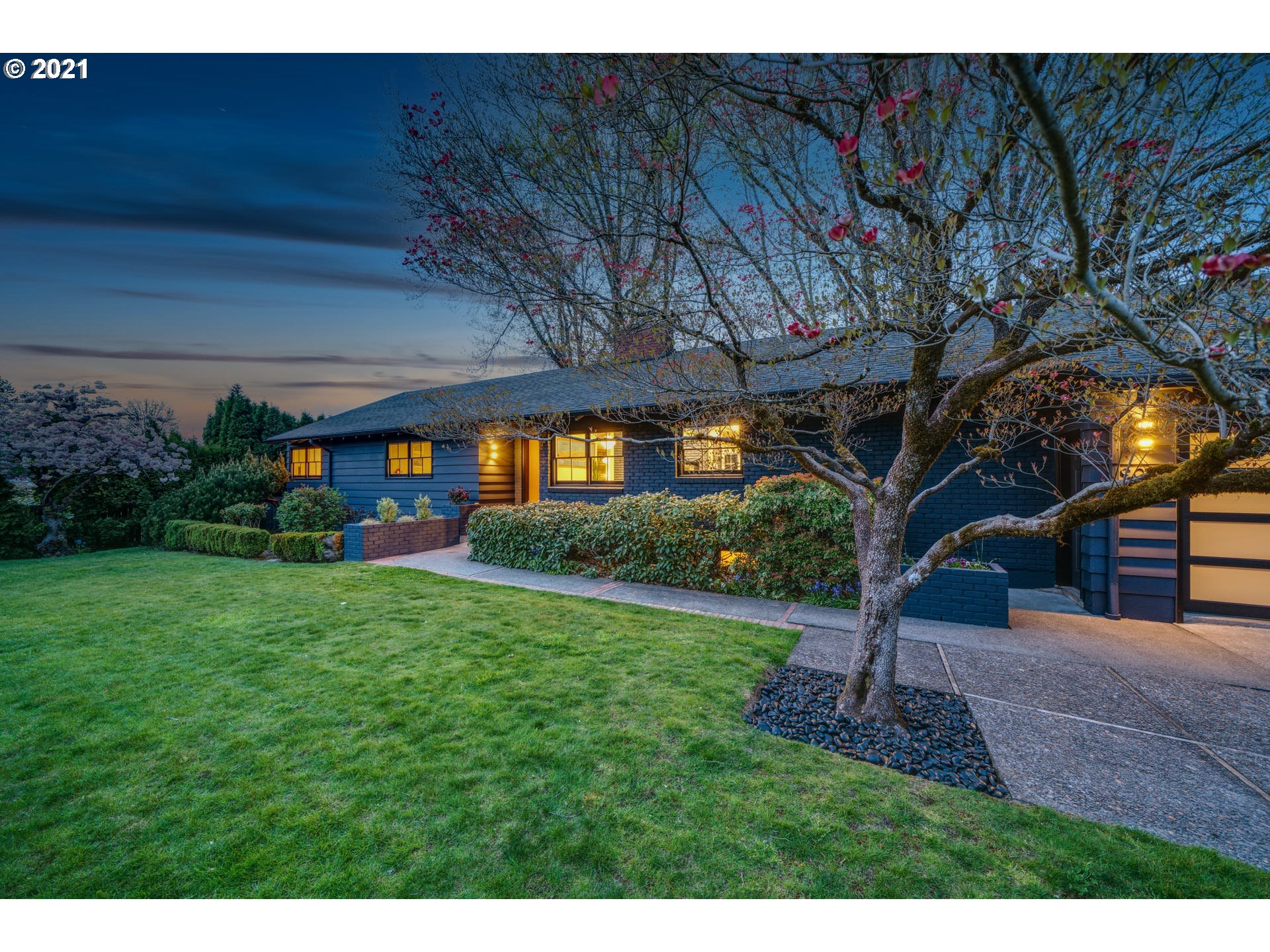 9055 Southwest Jamieson Road Portland, OR 97225 - Photo 3 of 32 Gallery Image 3