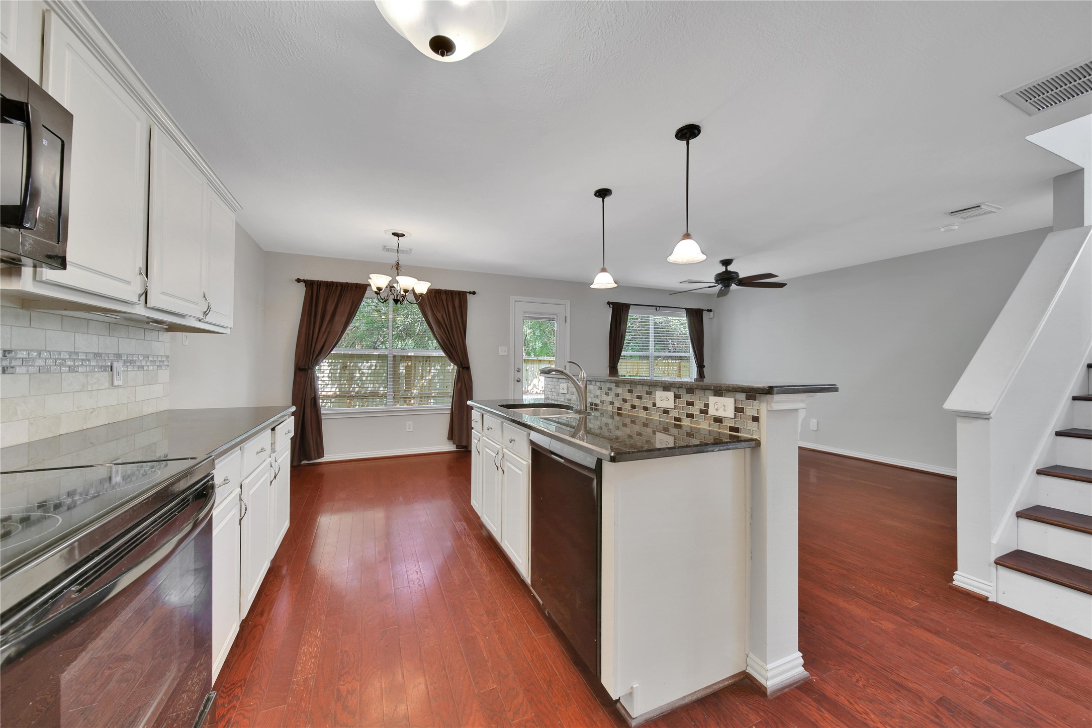 26 North Walden Elms Circle The Woodlands, TX 77382 - Photo 9 of 25