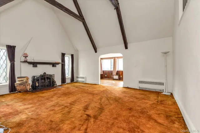 a view of empty room with front door