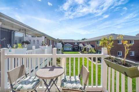 $299,990 | 600 Fulton Street, Unit V2, Farmingdale, NY 11735