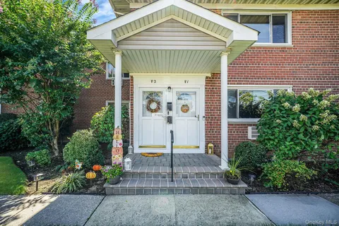 $299,990 | 600 Fulton Street, Unit V2, Farmingdale, NY 11735