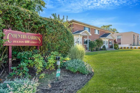 $299,990 | 600 Fulton Street, Unit V2, Farmingdale, NY 11735