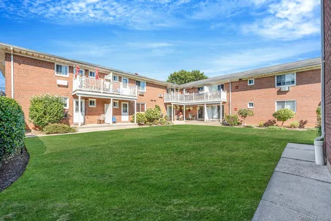 $299,990 | 600 Fulton Street, Unit V2, Farmingdale, NY 11735