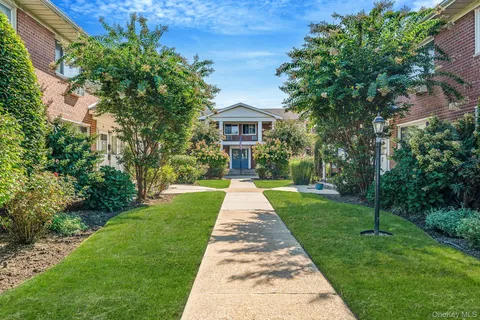 $299,990 | 600 Fulton Street, Unit V2, Farmingdale, NY 11735