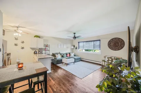 $299,990 | 600 Fulton Street, Unit V2, Farmingdale, NY 11735