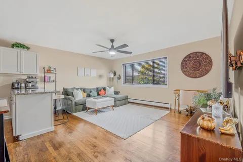 $299,990 | 600 Fulton Street, Unit V2, Farmingdale, NY 11735