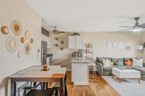 $299,990 | 600 Fulton Street, Unit V2, Farmingdale, NY 11735