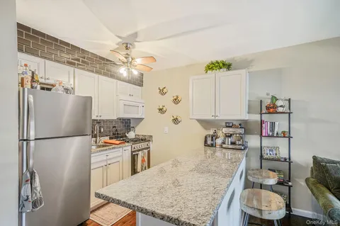 $299,990 | 600 Fulton Street, Unit V2, Farmingdale, NY 11735