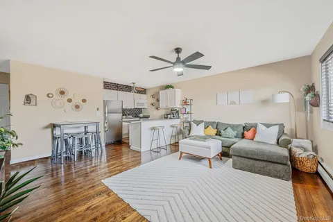 $299,990 | 600 Fulton Street, Unit V2, Farmingdale, NY 11735