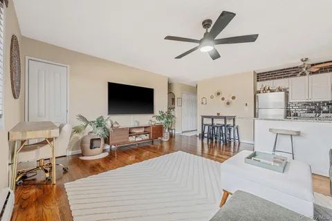 $299,990 | 600 Fulton Street, Unit V2, Farmingdale, NY 11735