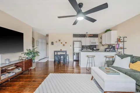 $299,990 | 600 Fulton Street, Unit V2, Farmingdale, NY 11735