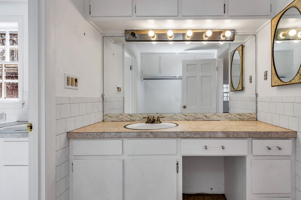 955 Hale Street Beverly, MA 01915 - Photo 28 of 32 a bathroom with a sink and a mirror