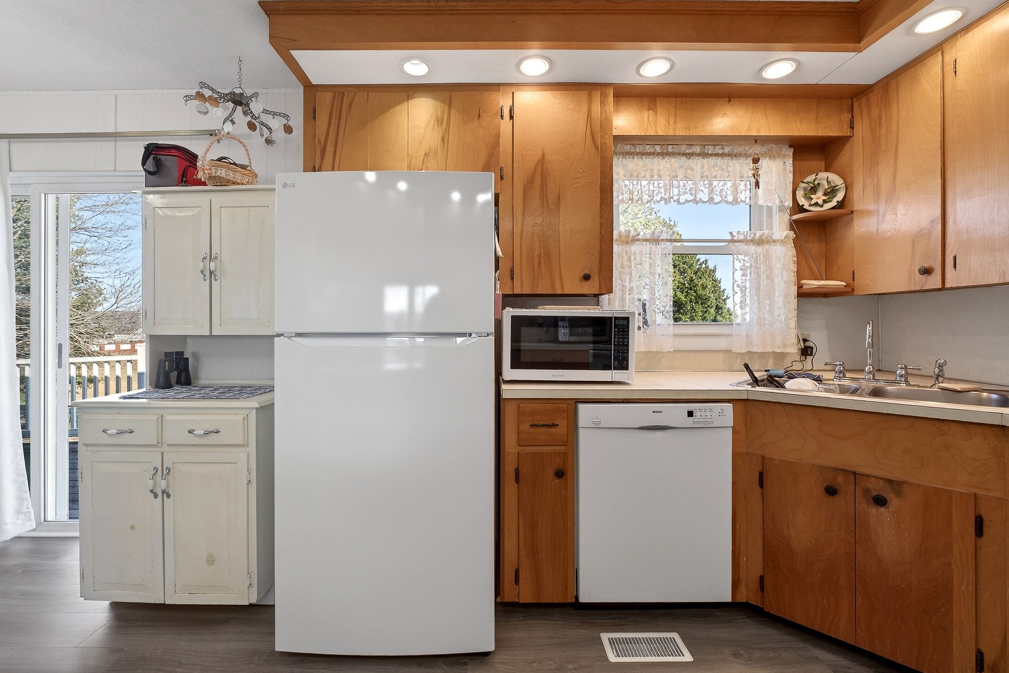 566 Turntable Road Sparta, TN 38583 - Photo 15 of 48 a kitchen with a refrigerator a sink and dishwasher