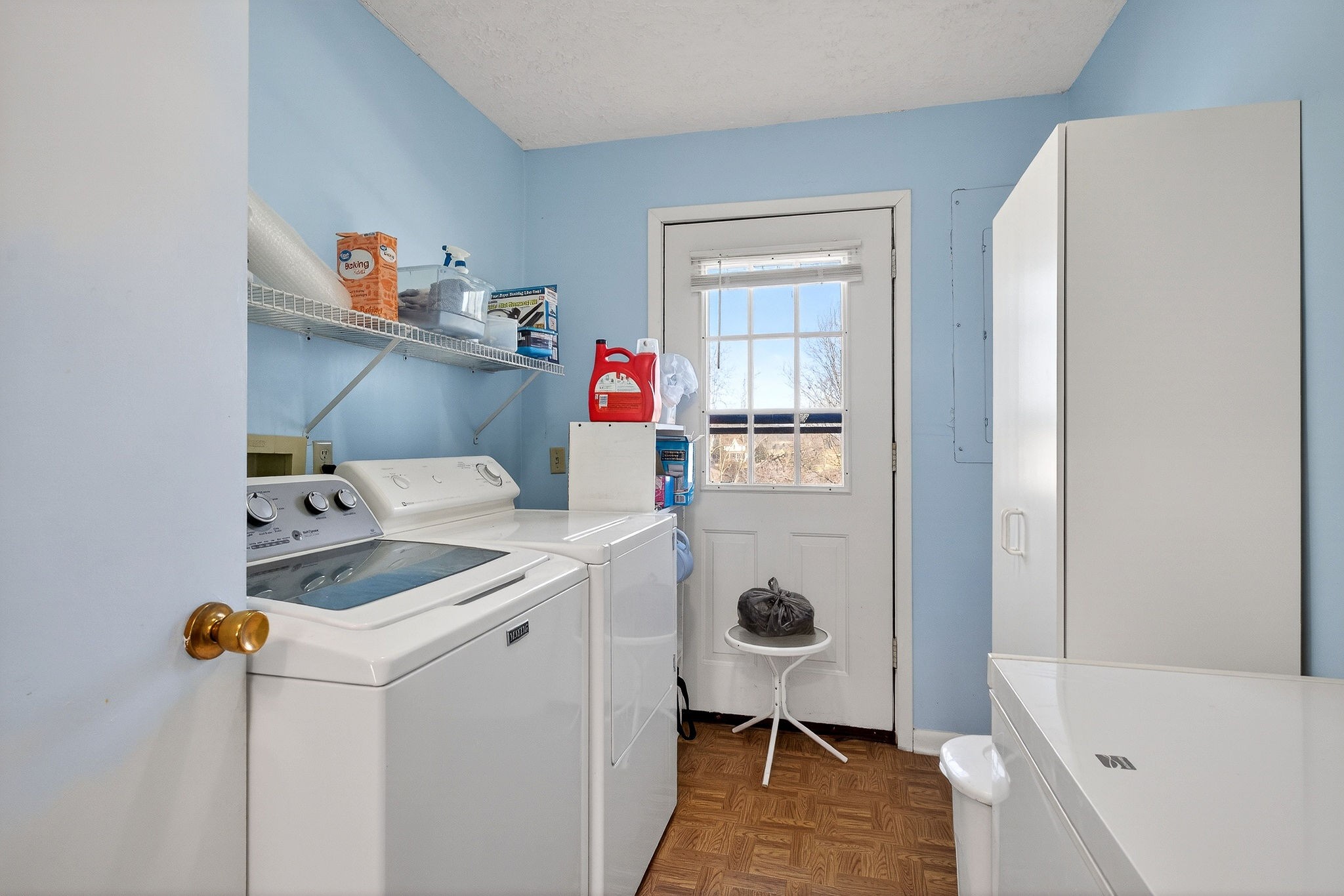 566 Turntable Road Sparta, TN 38583 - Photo 18 of 48 a room that has a bed and a table in it