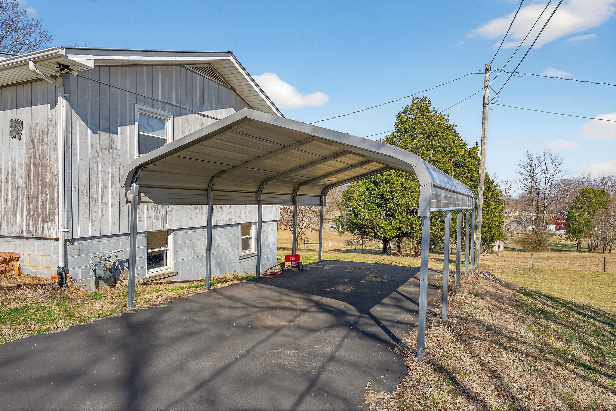 566 Turntable Road Sparta, TN 38583 - Photo 44 of 48 a backyard of a house with table and chairs