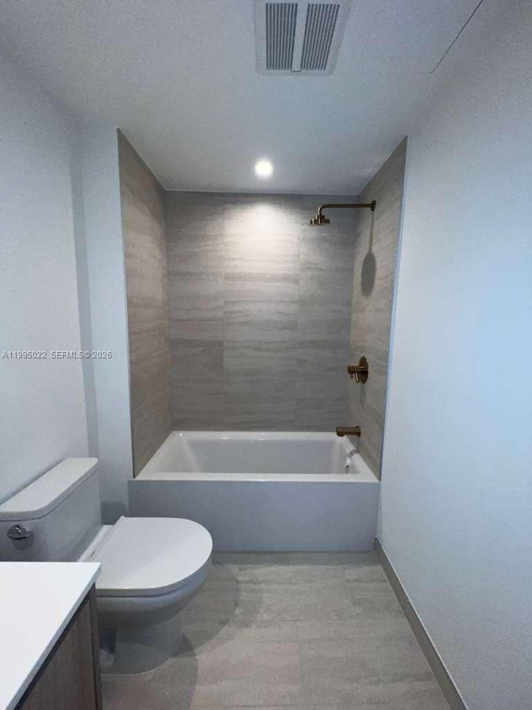 77 Southeast 5th, Unit 2004 Miami, FL 32311 - Photo 13 of 32 a bathroom with a bathtub and a toilet