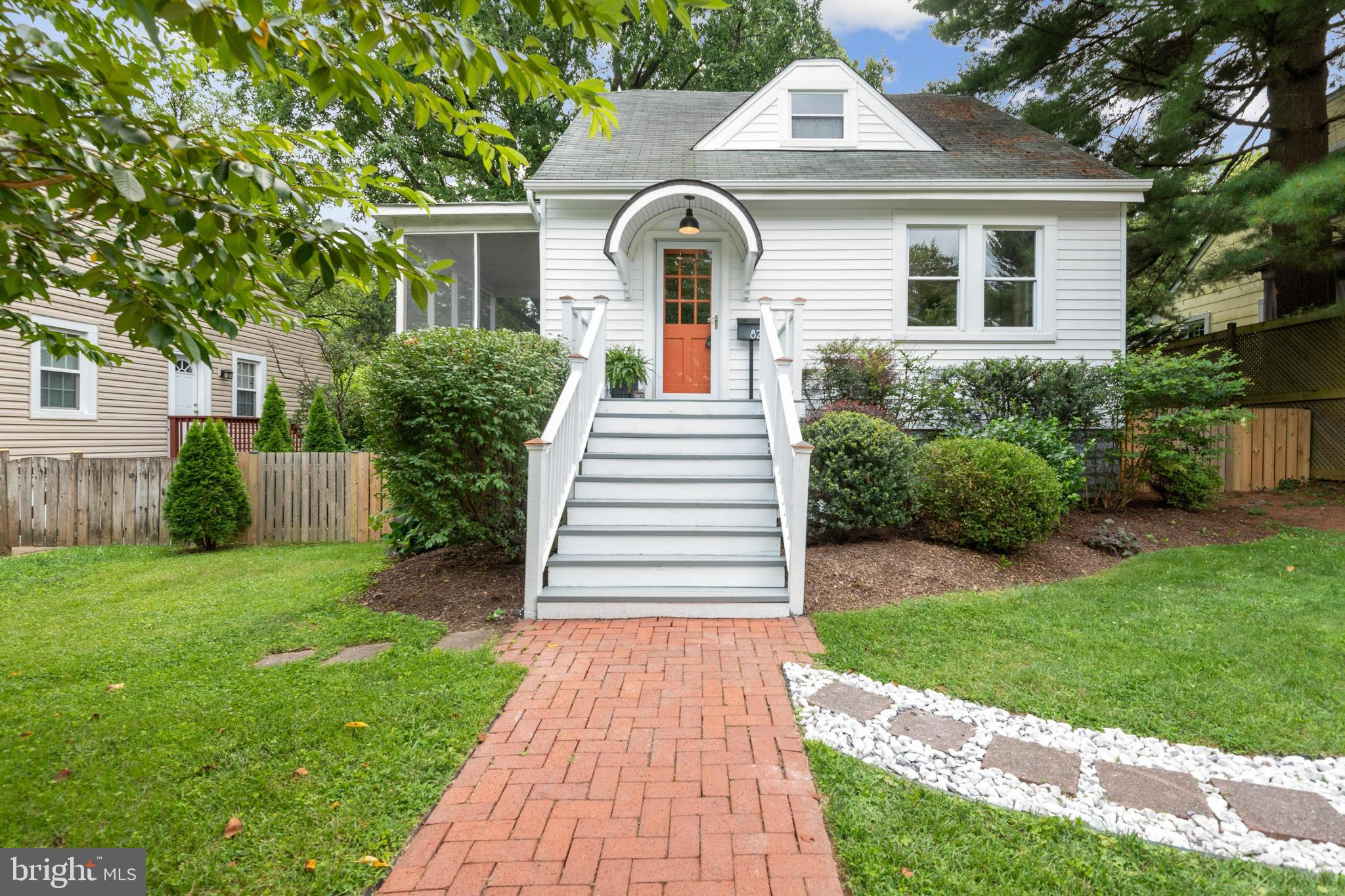 Welcome to 827 Cedarcroft in Lake Walker!