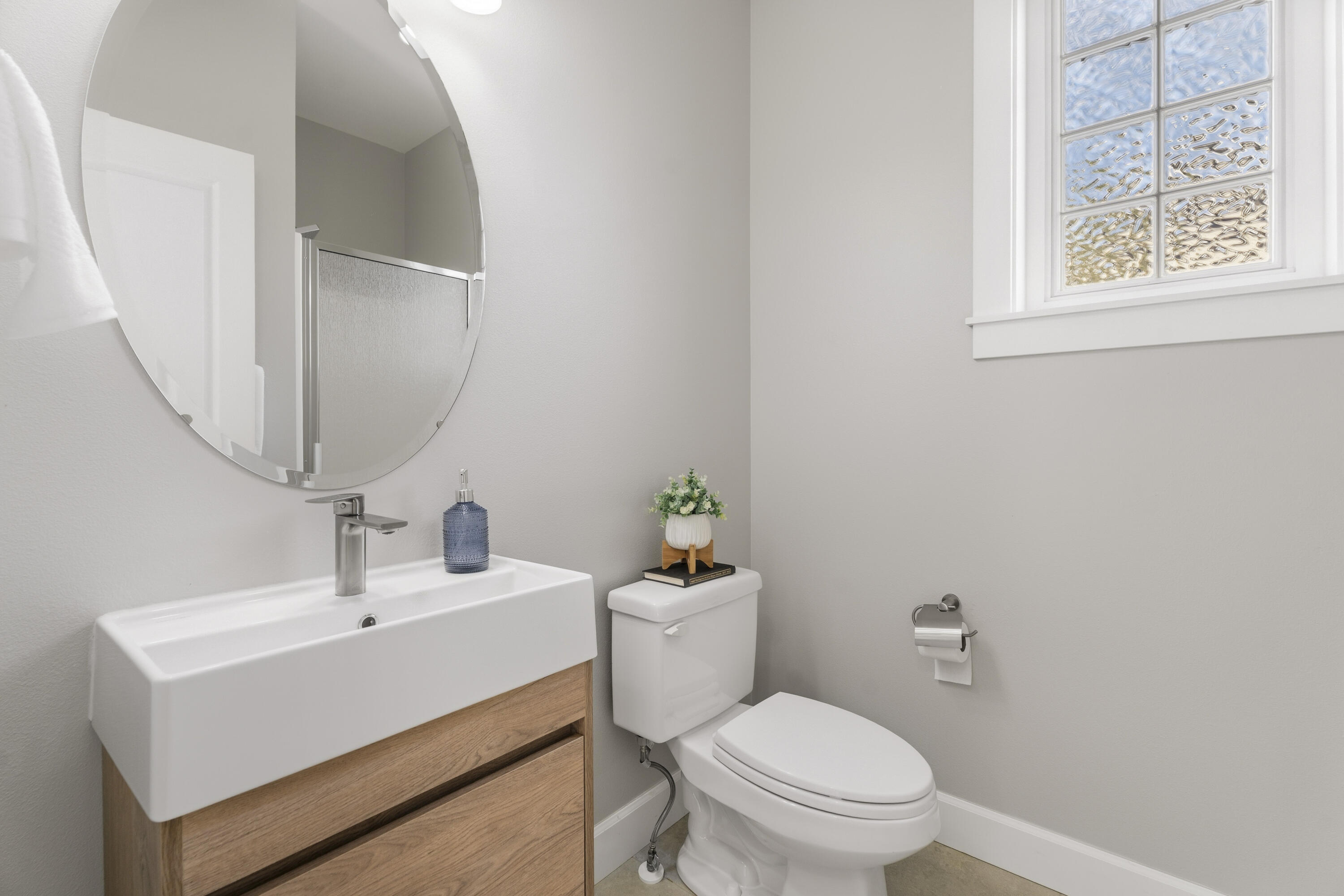61425 Davis Lake Loop Bend, OR 97702 - Photo 23 of 51 49-Bathroom