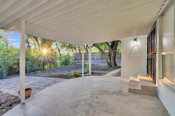 a view of a backyard