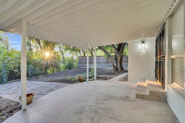 a view of a backyard