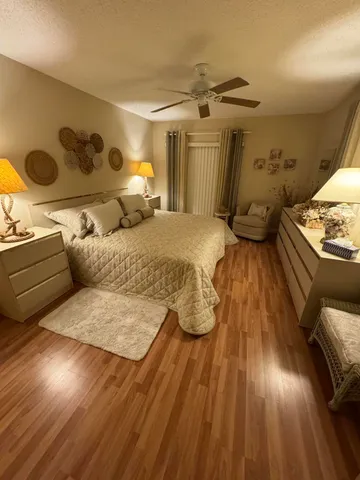 a view of a livingroom with furniture