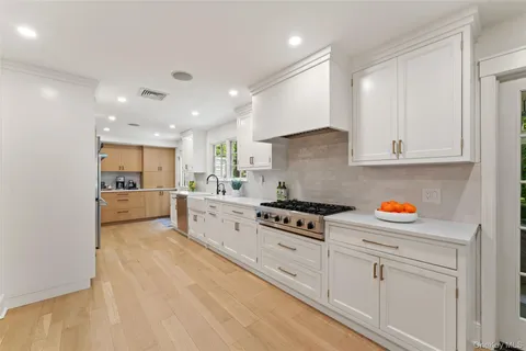 $2,495,000 | 202 Rock Creek Lane, Scarsdale, NY 10583