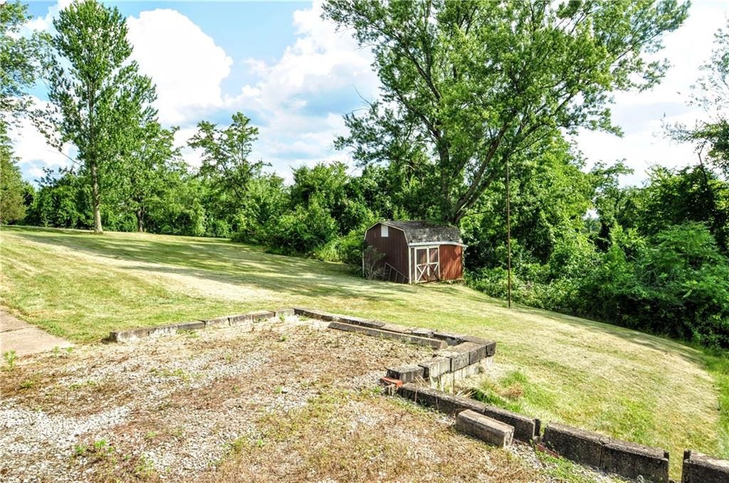 880 Peairs Road Elizabeth, PA 15037 - Photo 22 of 33 a backyard of a house